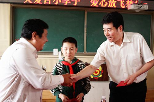 2013年6月1日我所主任律师李海峰为贫困儿童送温暖